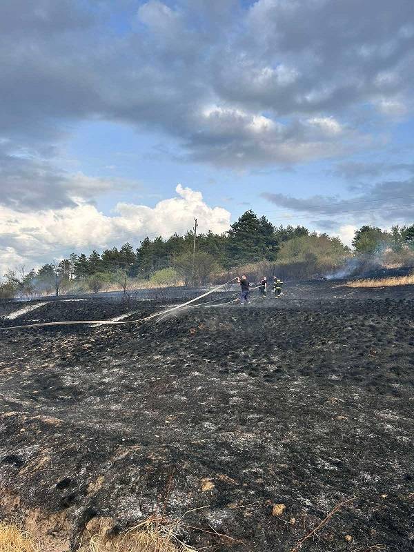 Локализиран е големият пожар между град Баня и село Михилци